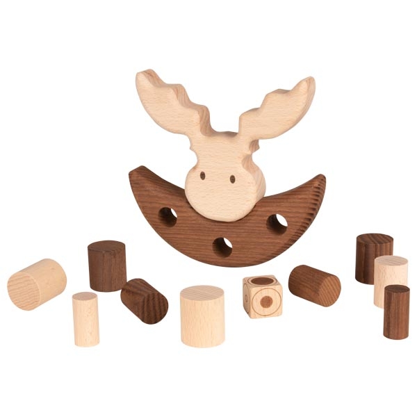 Elchkopf aus Holz mit kleinen Holzteilen und einem Holzwürfel