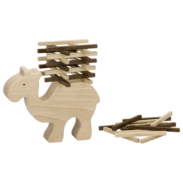 Kamel aus Holz mit Holstäbchen am Rücken gestapelt