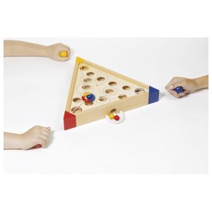 Tricours Geschicklichkeitsspiel aus Holz gespielt von Kindern