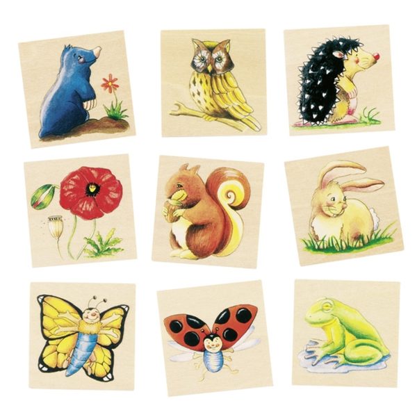 Neun Memoryteile aus Holz mit gemalten Tier- und Pflanzenmotiven